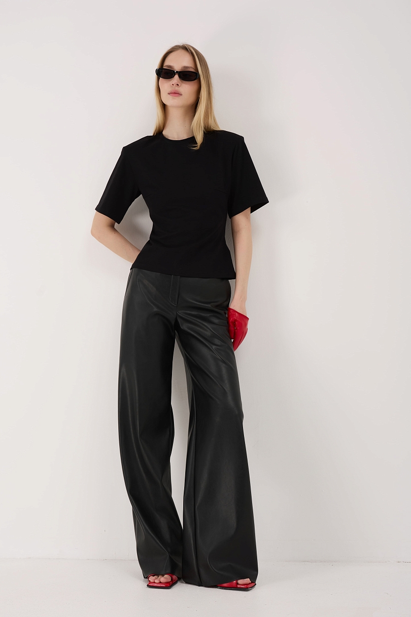 Футболка приталенного кроя с подплечниками