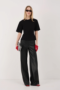 Футболка приталенного кроя с подплечниками