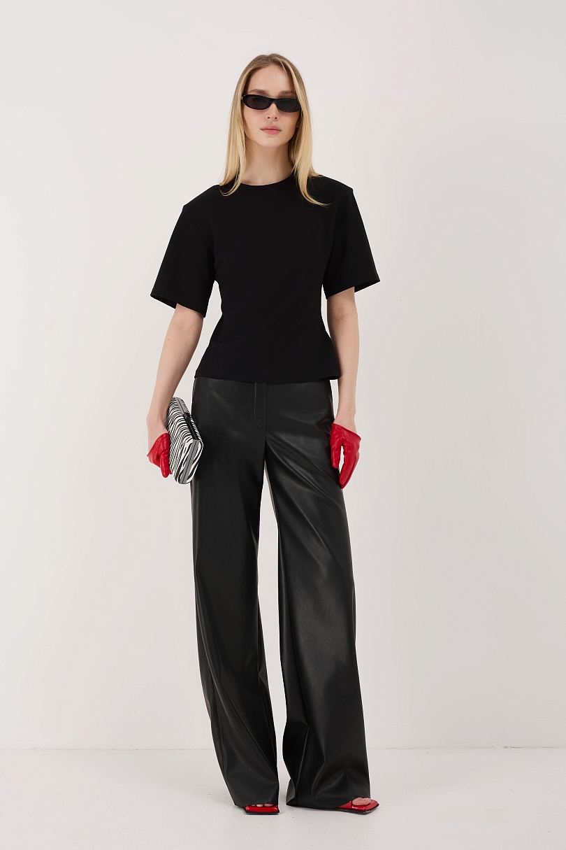 Футболка приталенного кроя с подплечниками