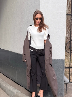 Футболка приталенного кроя с подплечниками