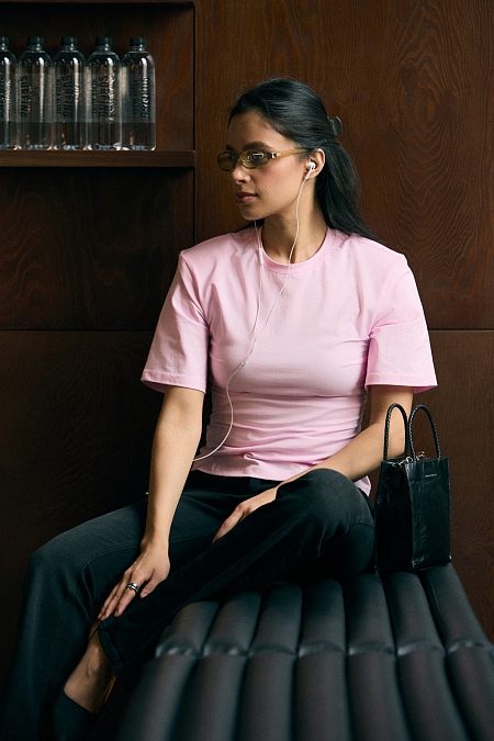 Футболка приталенного кроя с подплечниками