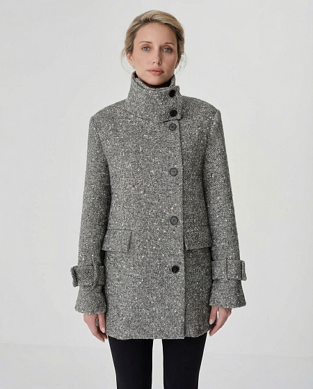Пальто с высоким воротником средней длины