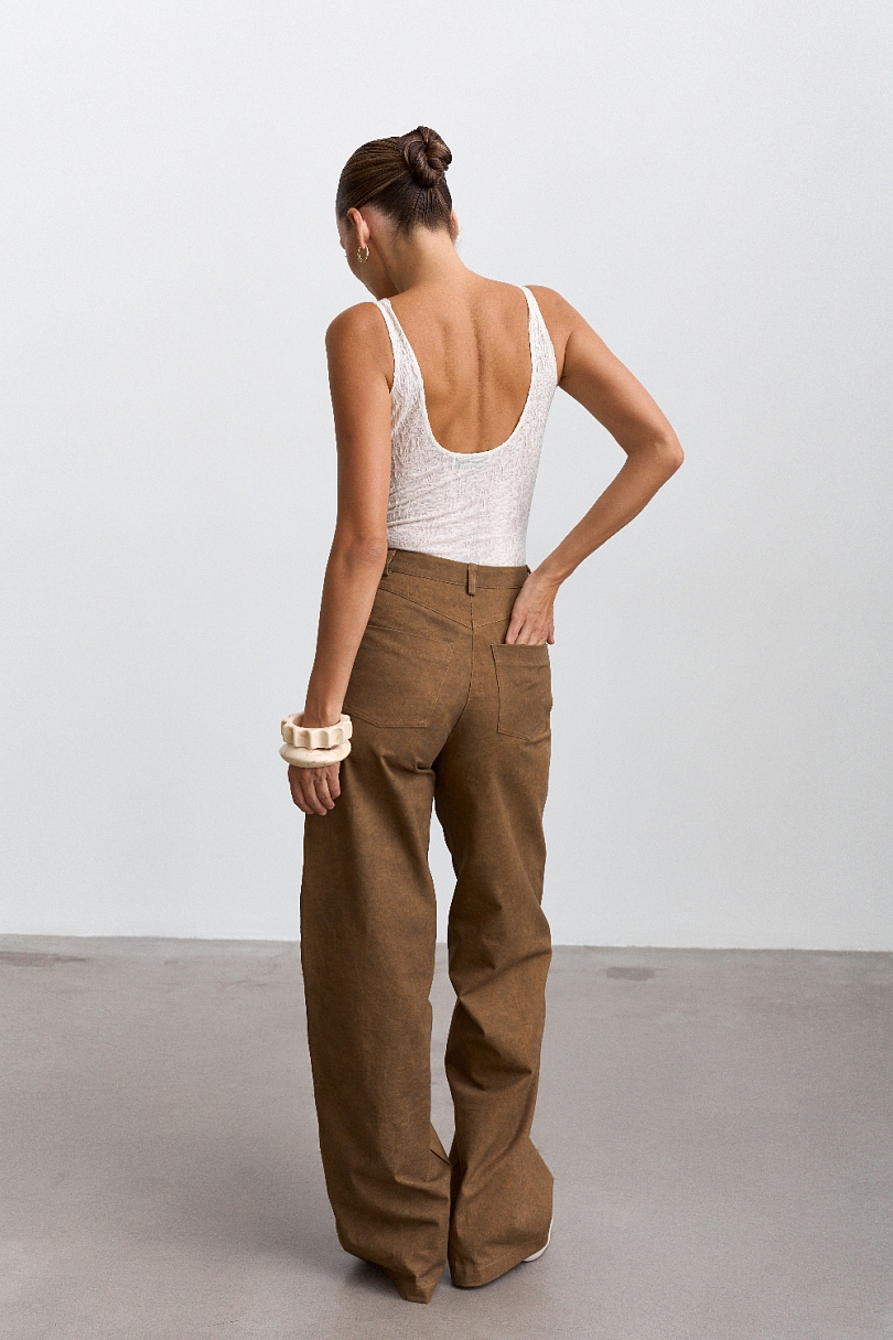 Джинсы из вареного денима